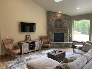 Smart TV, DVD player - Explore Natures Beauty and Stay at Home in the Heart of Oregon's Wonderland (Bend)