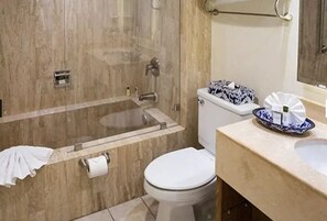 Dusj, hårføner, håndklær og såpe