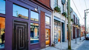 A row of buildings with large windows and doors, some with brick facades and others with metal siding. - Modern Old City Loft - Downtown Knoxville (Knoxville)