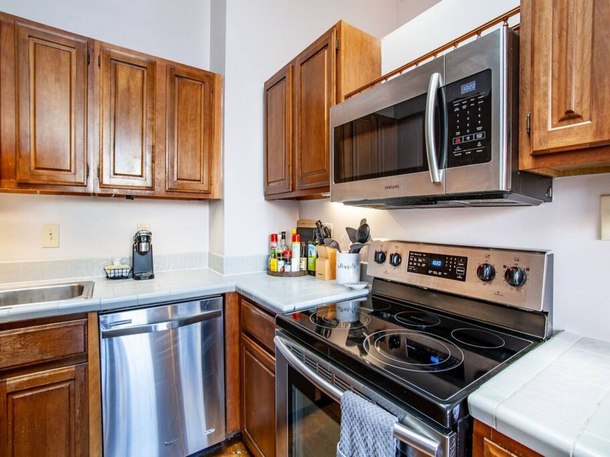 冰箱、微波炉、烤箱、炉灶