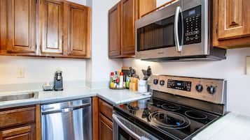 Een koelkast, een magnetron, een oven, een kookplaat