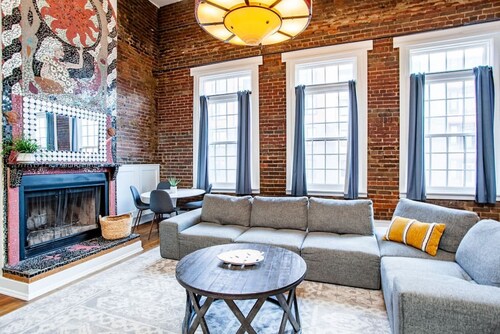 Heart of the Old City- Minutes from Market Square