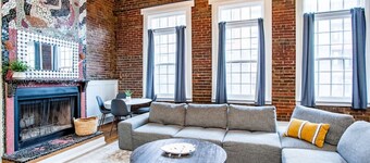 Heart of the Old City- Minutes from Market Square