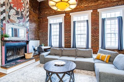 Heart of the Old City- Minutes from Market Square