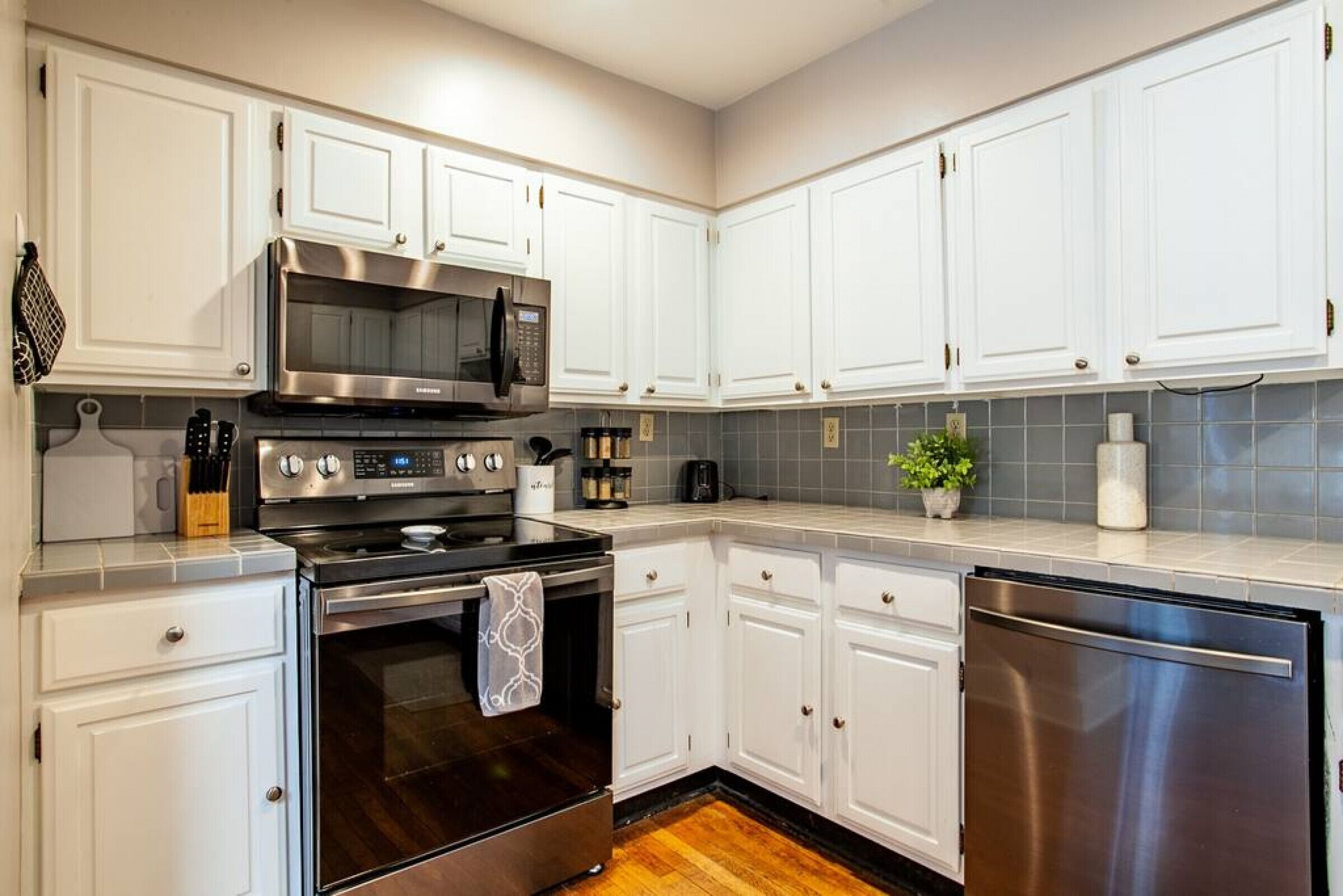 雪櫃、微波爐、焗爐、爐具