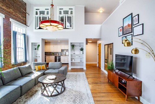 Heart of the Old City- Minutes from Market Square