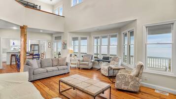 智能电视、壁炉、DVD 播放器、书