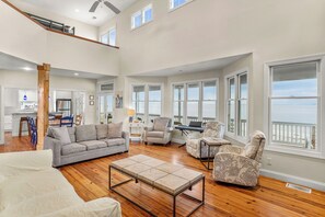 Älytelevisio, takka, DVD-soitin, kirjoja