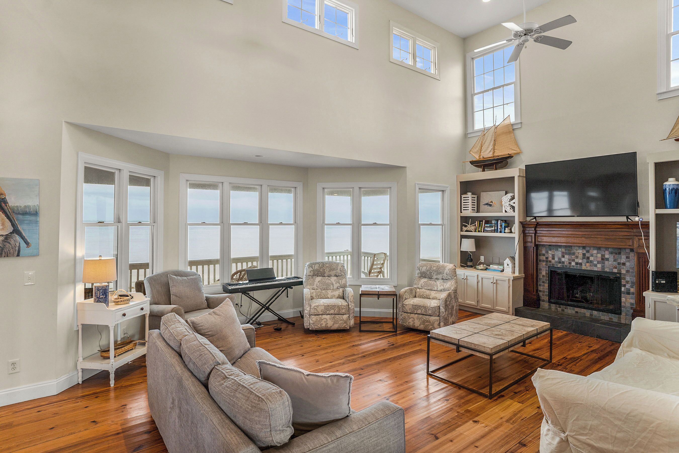 智能电视、壁炉、DVD 播放器、书