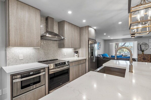 冰箱、微波炉、烤箱、炉灶