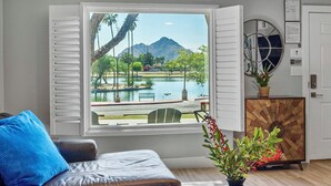 Une chambre avec vue sur un lac, des montagnes et un hamac.