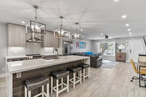 Kj øleskap, mikrobølgeovn, ovn og kokeplater