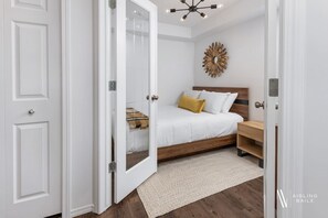 3 bedrooms, desk, iron/ironing board, free WiFi - Chic Retreat | Modern | Pool | Hot Tub | Gym (Invermere)