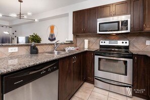 Refrigerador, microondas, horno y parrilla de estufa 