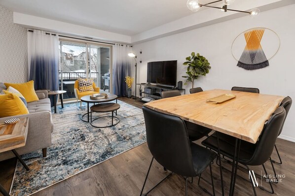 Smart TV, stereo - Chic Retreat | Modern | Pool | Hot Tub | Gym (Invermere)