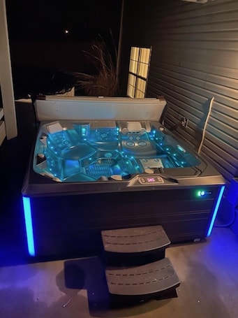 Outdoor spa tub. Restful Bourbon Trail Lodge with Pool and Hot Tub