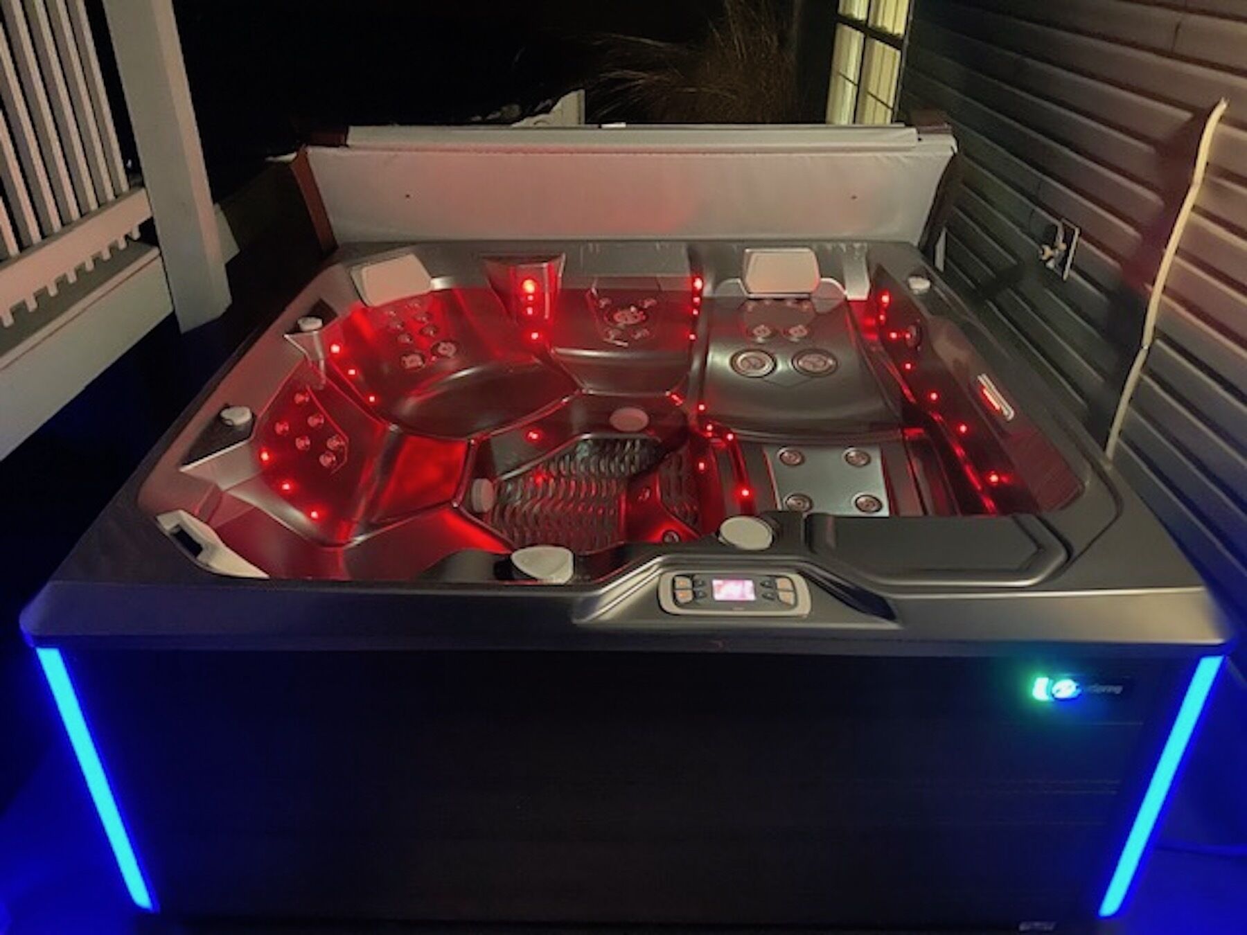 Un jacuzzi con múltiples chorros y un panel de control.