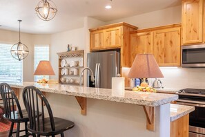 Fridge, microwave, oven, stovetop - Mountain Family Getaway (Paradise)