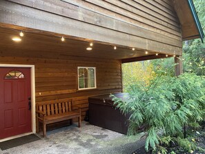 Exterior detail - Luxury Glacier Home, covered hottub/King/EV/Wifi (Deming)