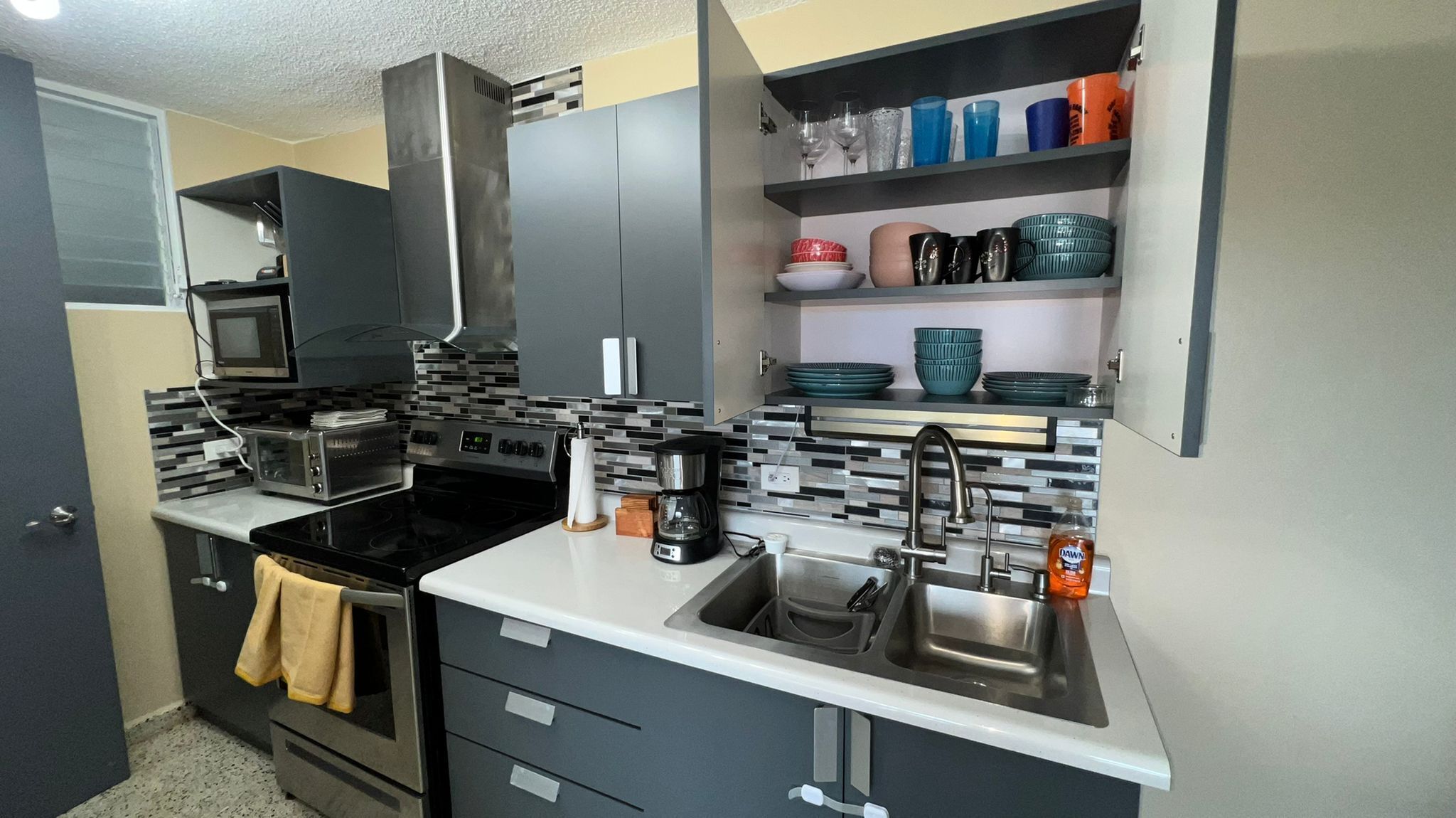 Coffee/tea maker, fridge, microwave, oven