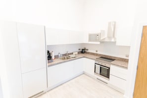 Refrigerador, microondas, horno, placa de cocina