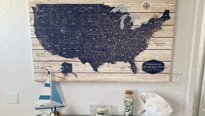 Un escritorio con un mapa titulado 