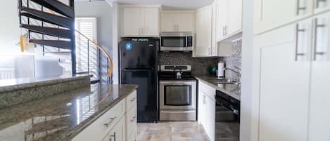 Frigorífico, microondas, horno y lavavajillas