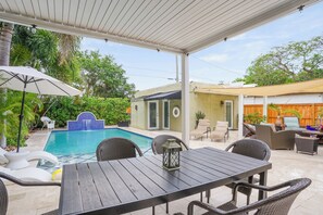 Alberca al aire libre y alberca climatizada