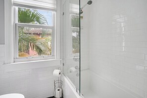 Ensemble douche/baignoire, sĂšche-cheveux, serviettes fournies