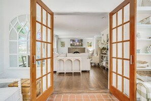Smart TV, fireplace, DVD player, offices