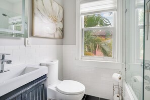 Duschwanne, Haartrockner, Handtücher, Seife