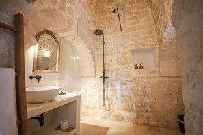 Doccia, asciugacapelli, bidet, asciugamani
