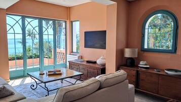 TV connectée, livres, chaßne hi-fi