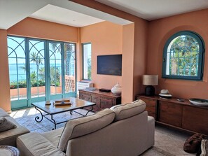 Smart-TV, Bücher, Stereoanlage