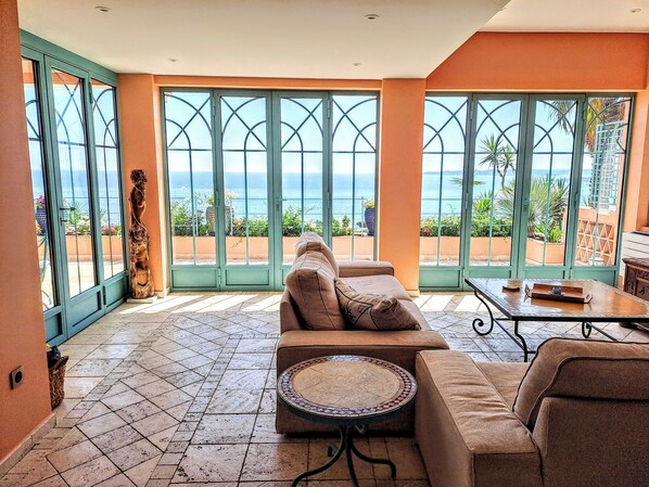 Älytelevisio, kirjoja, stereot