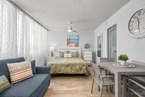 Escritorio, tabla de planchar con plancha, cuna de viaje y wifi 