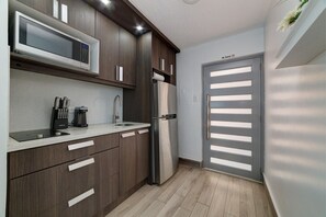 Refrigerador, microondas, cafetera y tetera y tostadora 