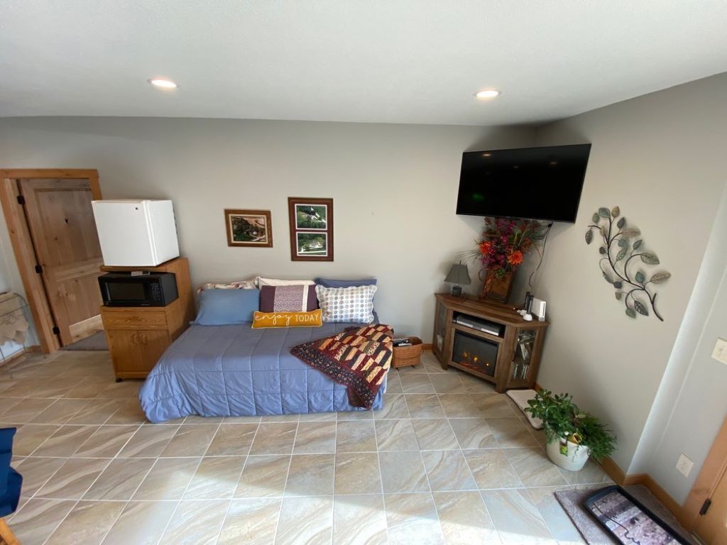 3 bedrooms, iron/ironing board, travel crib, free WiFi