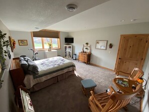3 bedrooms, iron/ironing board, travel crib, free WiFi