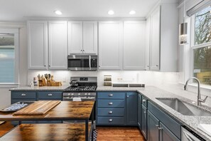 Fridge, microwave, oven, stovetop - Luxurious + Spacious 3 BR In Midtown, LARGE backyard, Near food+Bar (Memphis)