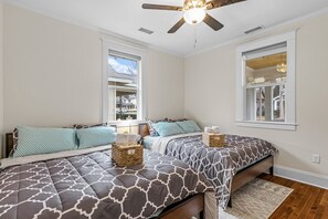 3 sovrum, skrivbord, strykjärn/strykbräda och gratis wi-fi