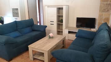 TV connectée, cheminée, baby-foot, livres