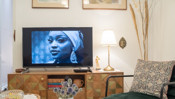 A living room with a television, a lamp, a sofa, and decorative items. - Sweet modern spot close to city center (Zagreb)