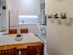 Fridge, microwave, oven, stovetop - Sweet modern spot close to city center (Zagreb)