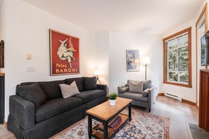 Een televisie en een open haard