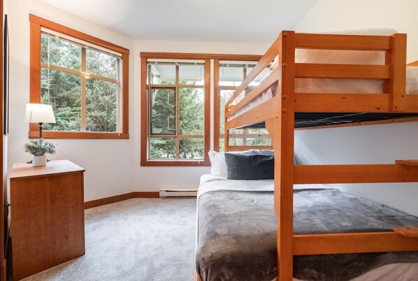 2 quartos, ferros/tábuas de passar roupa, Wi-Fi, roupa de cama