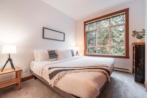 2 bedrooms, iron/ironing board, WiFi, bed sheets - Central location spacious 2 BDR | BBQ | Pet friendly | Free parking (Whistler)