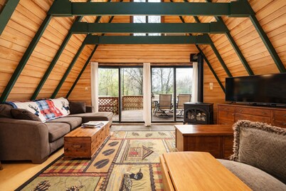 The Owls Perch: Cabin w/ Game Room & Pet Friendly