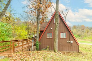 Property grounds - The Owls Perch: Cabin w/ Game Room & Pet Friendly (Pekin)