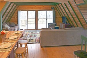 Smart TV, chimenea, videojuegos y libros 